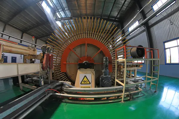  İşçiler üretim hattında plaka üretmek için makineleri kontrol ediyorlar