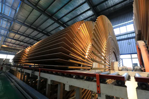  İşçiler üretim hattında plaka üretmek için makineleri kontrol ediyorlar