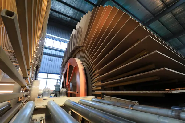  İşçiler üretim hattında plaka üretmek için makineleri kontrol ediyorlar