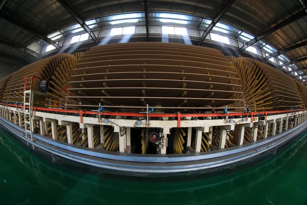  İşçiler üretim hattında plaka üretmek için makineleri kontrol ediyorlar