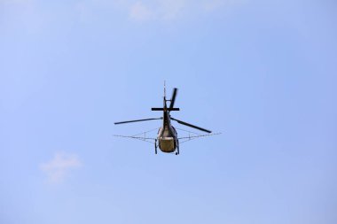 Tarım helikopterleri Hyphantria cunea böcek ilaçlarını şehrin her tarafına yayıyor.