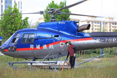 LUANNAN COUNTY, Hebei Eyaleti, Çin - 7 Eylül 2020: İşçiler tarım helikopterine yakıt ikmali yapıyor ve tedavi ediyorlar