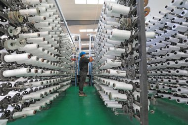 LUANNAN COUNTY, Hebei Eyaleti, Çin - 27 Eylül 2020: işçiler fiber tekstil üretim hatlarıyla meşguller