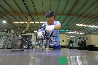 LUANNAN COUNTY, Hebei Eyaleti, Çin - 29 Eylül 2020: Çalışma platformunda ürün kalitesinin denetimindeki genç işçiler