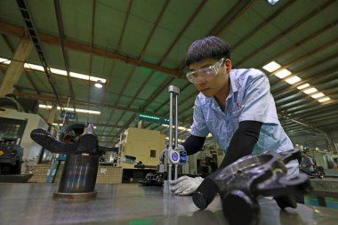 LUANNAN COUNTY, Hebei Eyaleti, Çin - 29 Eylül 2020: Çalışma platformunda ürün kalitesinin denetimindeki genç işçiler