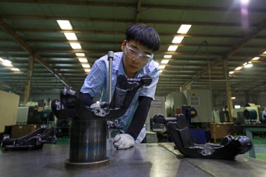 LUANNAN COUNTY, Hebei Eyaleti, Çin - 29 Eylül 2020: Çalışma platformunda ürün kalitesinin denetimindeki genç işçiler