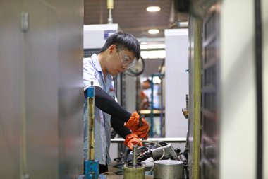 LUANNAN COUNTY, Hebei Eyaleti, Çin - 29 Eylül 2020: İşçiler otomobil güvenlik sisteminin üretim hattı üzerinde sıkı çalışıyorlar