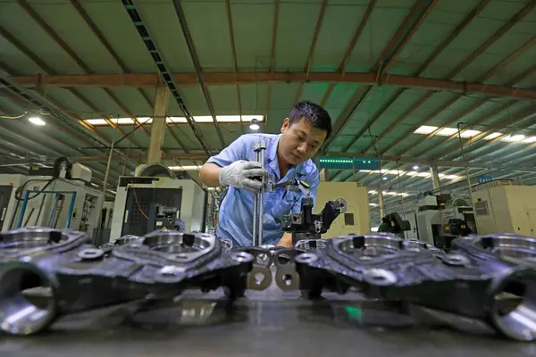 LUANNAN COUNTY, Hebei Eyaleti, Çin - 29 Eylül 2020: Çalışma platformunda ürün kalitesinin denetimindeki genç işçiler