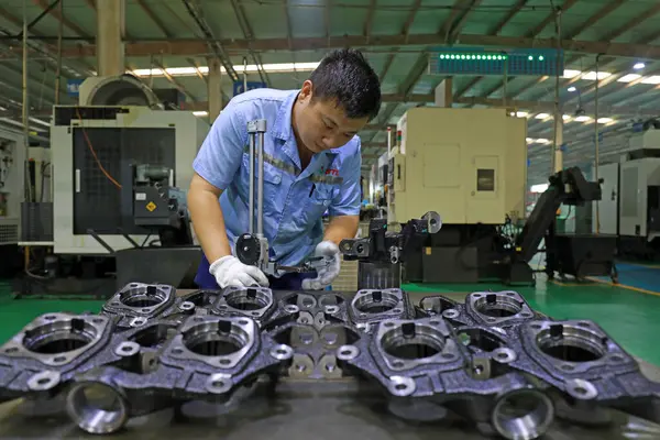 LUANNAN COUNTY, Hebei Eyaleti, Çin - 29 Eylül 2020: Çalışma platformunda ürün kalitesinin denetimindeki genç işçiler