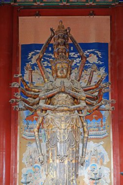 Pekin, Çin - 6 Ekim 2020: Pekin 'deki yazlık sarayın Budist Pavyonu' nda bin kişi Avalokitesvara 'yı teslim etti