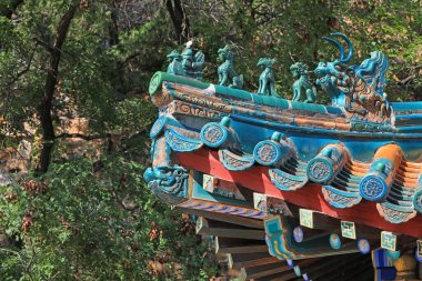 Pekin, Çin 'deki yazlık sarayda, saçaklardaki hayvan heykelleri.