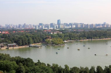 Pekin Yaz Sarayı ve uzaktaki modern şehir manzarası, Çin