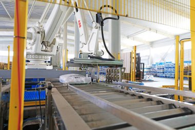 LUANNAN COUNTY, Hebei Eyaleti, Çin - 15 Ekim 2020: Akıllı robotlar tuz paketleme üretim hattında, Kuzey Çin