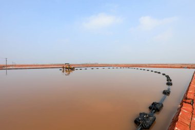 Çiğ tuz üretim ekipmanları Kuzey Çin 'deki bir tuz tarlasında kristalizatörde çalışıyor.