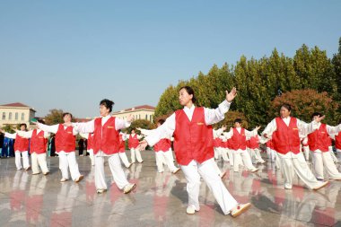 LUANNAN COUNTY, Hebei Eyaleti, Çin - 18 Ekim 2020: İnsanlar meydanda Taijiquan çalışıyor
