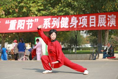 LUANNAN COUNTY, Hebei Eyaleti, Çin - 18 Ekim 2020: İnsanlar meydanda Taijiquan çalışıyor