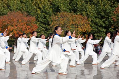 LUANNAN COUNTY, Hebei Eyaleti, Çin - 18 Ekim 2020: İnsanlar meydanda Taijiquan çalışıyor