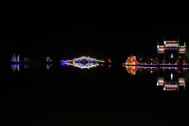 FENGNAN COUNTY, Hebei Eyaleti, Çin - 3 Kasım 2020: Huifeng Lake Scenic Spot 'ta Gece