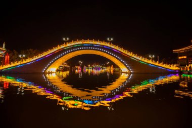 FENGNAN COUNTY, Hebei Eyaleti, Çin - 3 Kasım 2020: Huifeng Lake Scenic Spot 'ta Gece