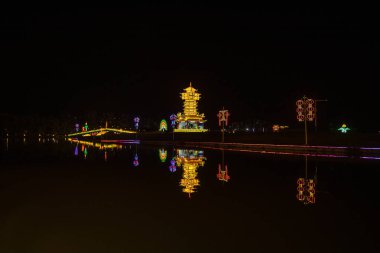 FENGNAN COUNTY, Hebei Eyaleti, Çin - 3 Kasım 2020: Huifeng Lake Scenic Spot 'ta Gece