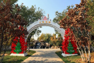 Kemerli kapı parkta.