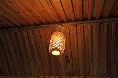 Tahta çatılarda bambu fenerler.