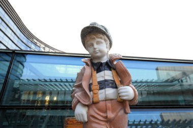 Tangshan Şehri, Hebei Eyaleti, Çin - 4 Kasım 2020: Bir parkta erkek karikatür heykeli