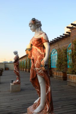 Tangshan Şehri, Hebei Eyaleti, Çin - 4 Kasım 2020: Avrupa seksi kadın heykeli