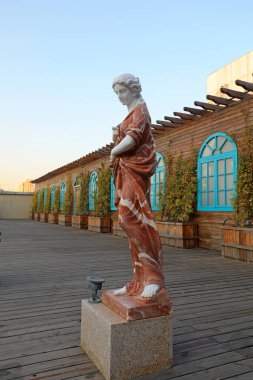 Tangshan Şehri, Hebei Eyaleti, Çin - 4 Kasım 2020: Avrupa seksi kadın heykeli