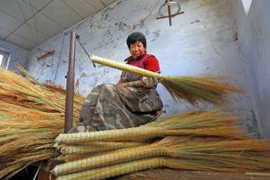 LUANNAN COUNTY, Çin - 6 Aralık 2020: İşçiler LUANNAN COUNTY, Hebei Eyaleti, Çin 'deki bir atölyede büyük süpürgeler yapıyorlar