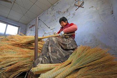 LUANNAN COUNTY, Çin - 6 Aralık 2020: İşçiler LUANNAN COUNTY, Hebei Eyaleti, Çin 'deki bir atölyede büyük süpürgeler yapıyorlar