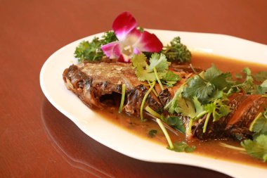 Çin restoranında ev yapımı turna balığı.