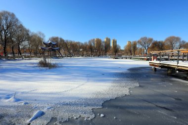 Kuzey Çin 'deki bir parkta kış sonrası doğal manzara.