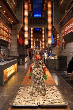 Fengrun Bölgesi, Çin - 22 Aralık 2020: Hebei Eyaleti, Çin 'de geleneksel Çin gıda caddesi