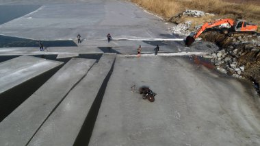 Çiftçiler nehir buzunu elektrikli testerelerle keser ve Kuzey Çin 'deki tarlada buz saklarlar.