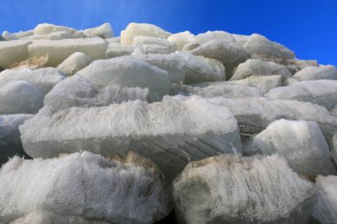 Buz Kuzey Çin 'de bir buz mahzenine yığılmış.