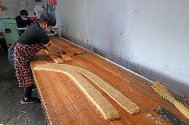 LUANNAN COUNTY, Hebei Eyaleti, Çin - 26 Ocak: Bir aile atölyesinde fıstık ezmesi, fıstık unu ve şeker inceltilmiş şeker işleme haneleri.