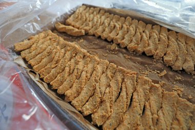 doğrama tahtasındaki fıstık ezmeli şekerler.