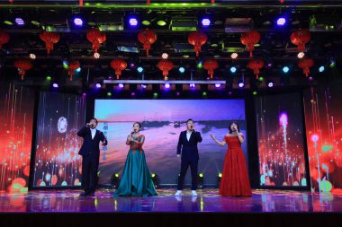 LUANNAN COUNTY, Hebei Eyaleti, Çin - 28 Ocak 2021: Çin Bahar Festivali 'nin gelişini kutlamak için sahnede şarkılar söylenir..