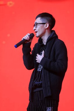 LUANNAN COUNTY, Hebei Eyaleti, Çin - 28 Ocak 2021: Çin Bahar Festivali 'nin gelişini kutlamak için sahnede şarkılar söylenir..