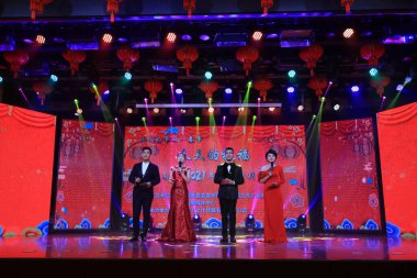 LUANNAN COUNTY, Hebei Eyaleti, Çin - 28 Ocak 2021: Çin Bahar Festivali 'nin gelişini kutlamak için sahnede şarkılar söylenir..