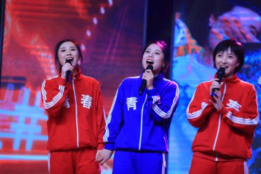 LUANNAN COUNTY, Hebei Eyaleti, Çin - 28 Ocak 2021: Çin Bahar Festivali 'nin gelişini kutlamak için sahnede şarkılar söylenir..