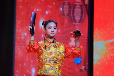 LUANNAN COUNTY, Hebei Eyaleti, Çin - 28 Ocak 2021: Çocuk Allegro rap gösterisi.