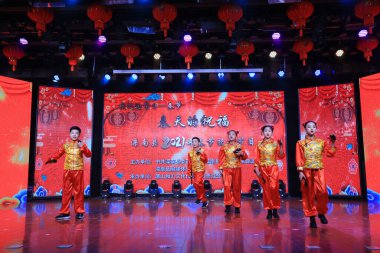 LUANNAN COUNTY, Hebei Eyaleti, Çin - 28 Ocak 2021: Çocuk Allegro rap gösterisi.