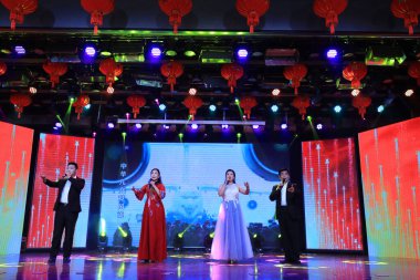 LUANNAN COUNTY, Hebei Eyaleti, Çin - 28 Ocak 2021: Çin Bahar Festivali 'nin gelişini kutlamak için sahnede şarkılar söylenir..