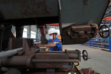 LUANNAN COUNTY, Hebei Eyaleti, Çin - 10 Temmuz 2020: işçiler üretim bandı üzerinde bir fabrikada çalışıyorlar