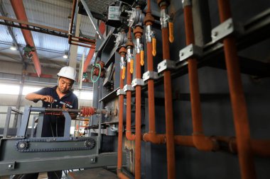 LUANNAN COUNTY, Hebei Eyaleti, Çin - 10 Temmuz 2020: işçiler üretim bandı üzerinde bir fabrikada çalışıyorlar