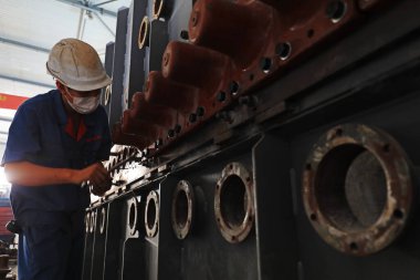 LUANNAN COUNTY, Hebei Eyaleti, Çin - 10 Temmuz 2020: işçiler üretim bandı üzerinde bir fabrikada çalışıyorlar