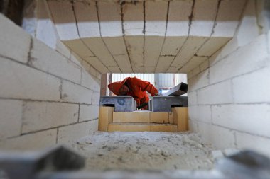 LUANNAN COUNTY, Hebei Eyaleti, Çin - 10 Temmuz 2020: işçiler üretim bandı üzerinde bir fabrikada çalışıyorlar