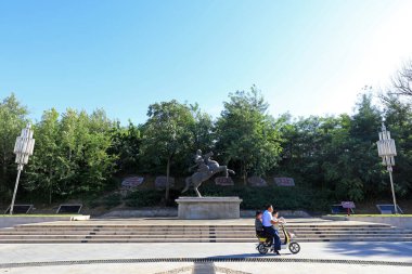 LUANNAN COUNTY, Hebei Eyaleti, Çin - 16 Eylül 2020: Antik Çin süvari heykeli